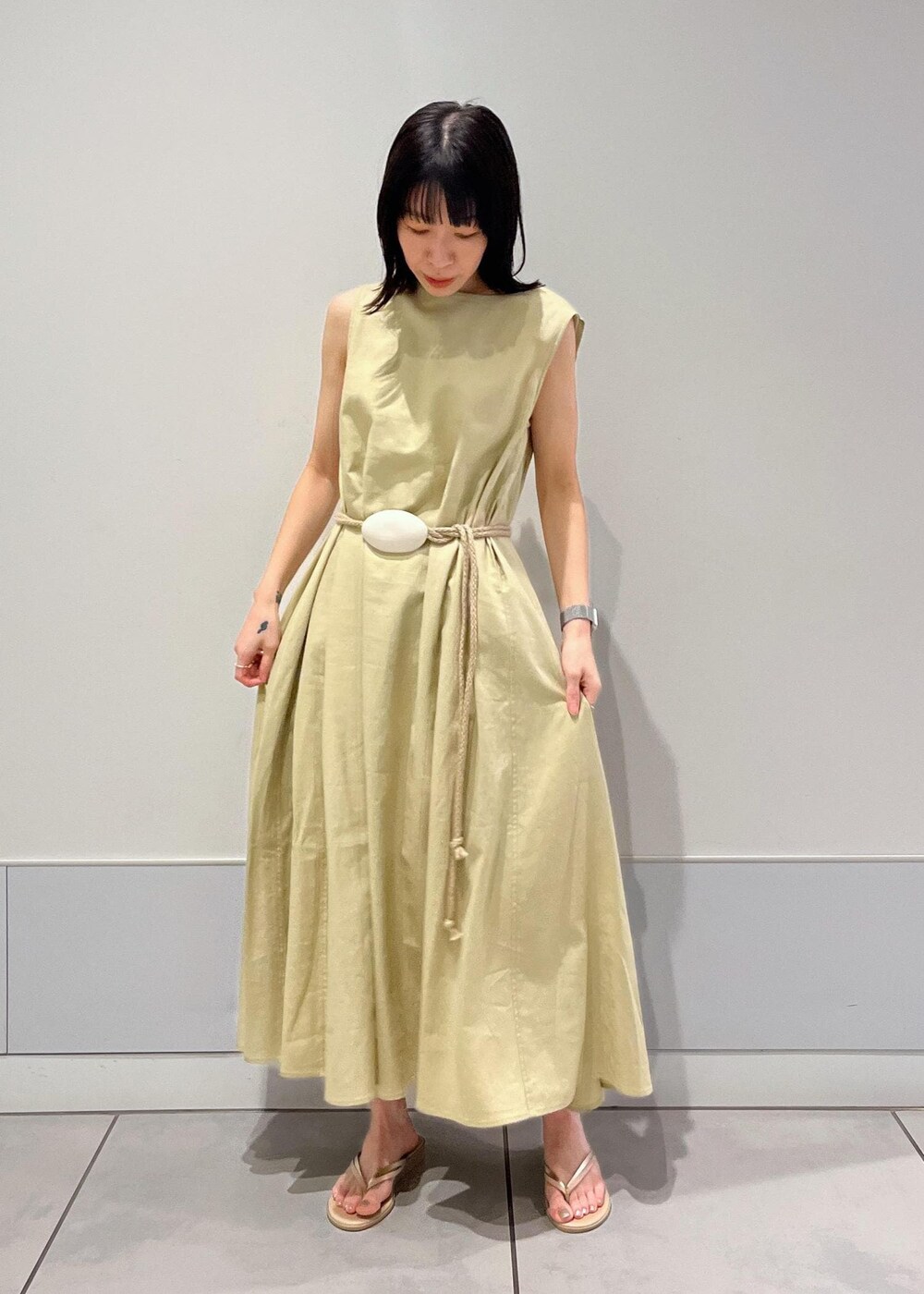 ベージュ系のサンダル、ホワイト系のカーディガン/ボレロを着用したレディースの夏コーディネートの3枚目の写真