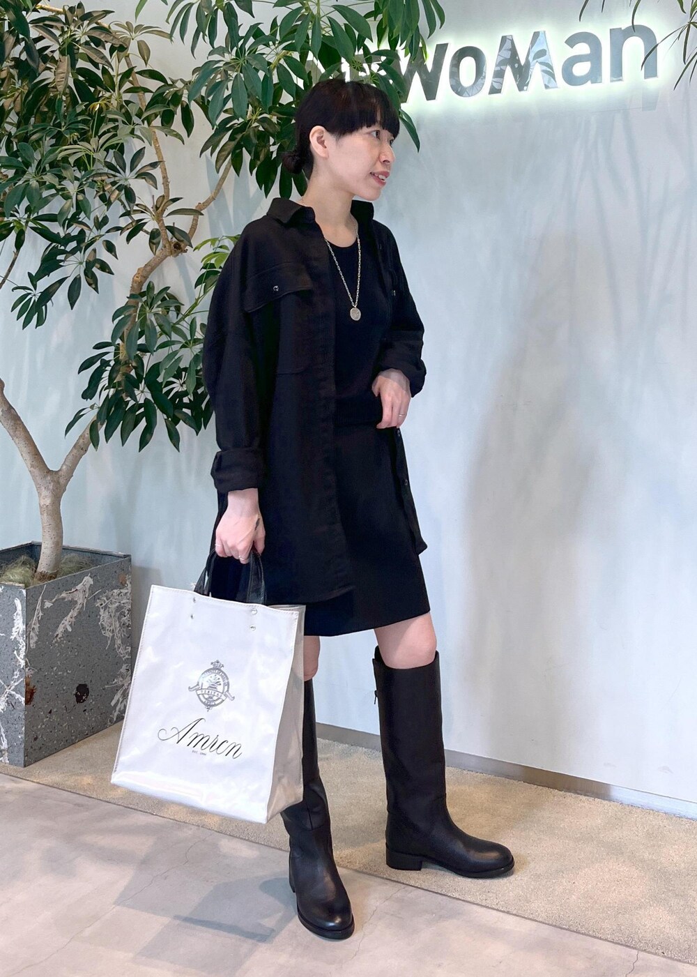 「Americana、羽織、サロンアダムエロペ、ブラック、レザー、ロングブーツ、初秋コーデ、秋コーデ、初冬コーデ、デートコーデ、お出かけコーデ、女子会コーデ、モード、大人カジュアル、スカートスタイル」｜「SALON adam et rope'の【Smile Cotton】カップ付きアメリカンスリーブタンクトップ（タンクトップ、ブラック系）」を使った、miku.さん（レディース・153cm）の秋コーディネートの3枚目の写真