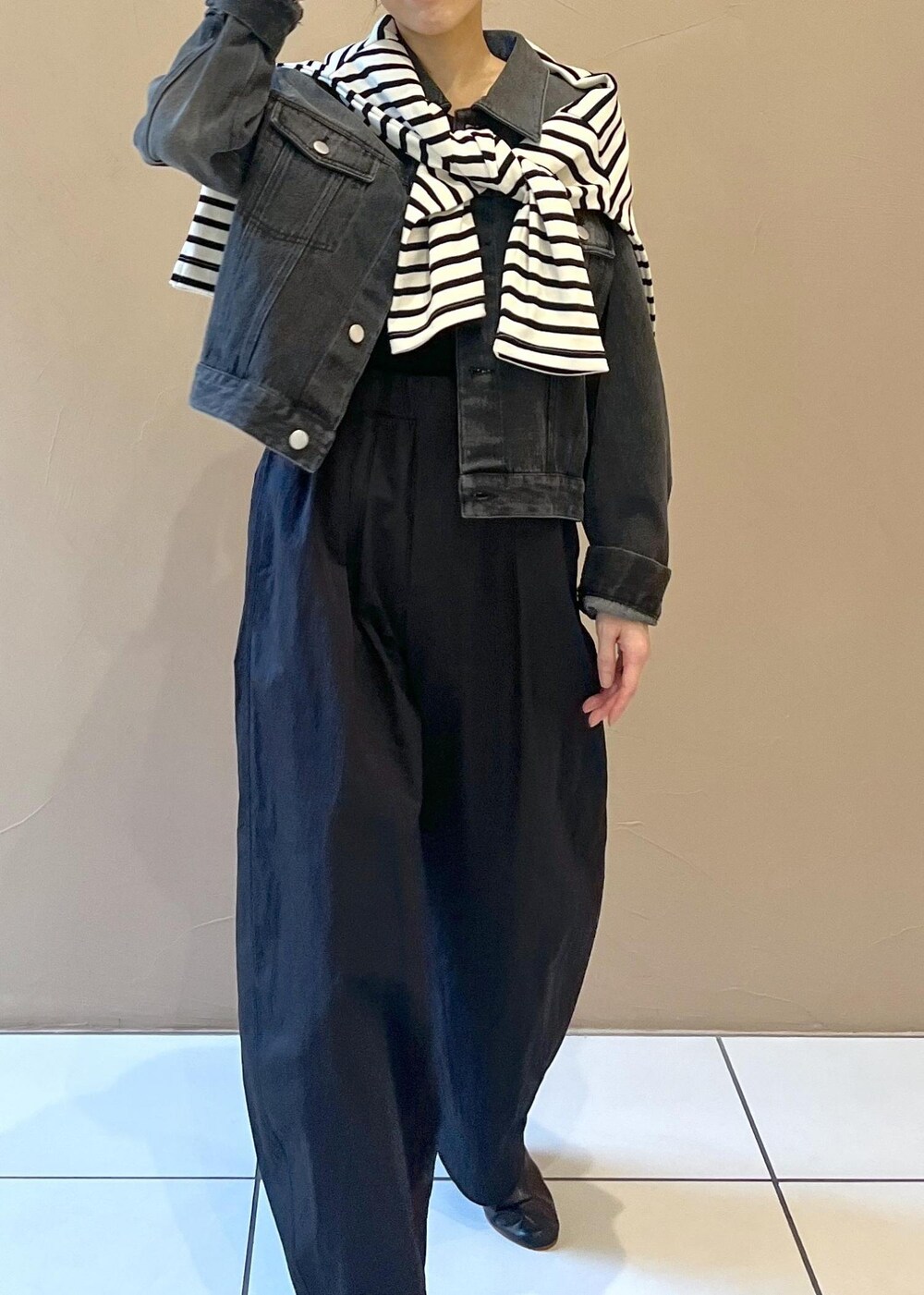 ブラック系のタンクトップ、グレー系のデニムジャケット、ブラック系のその他パンツを着用したレディースの秋コーディネートの7枚目の写真