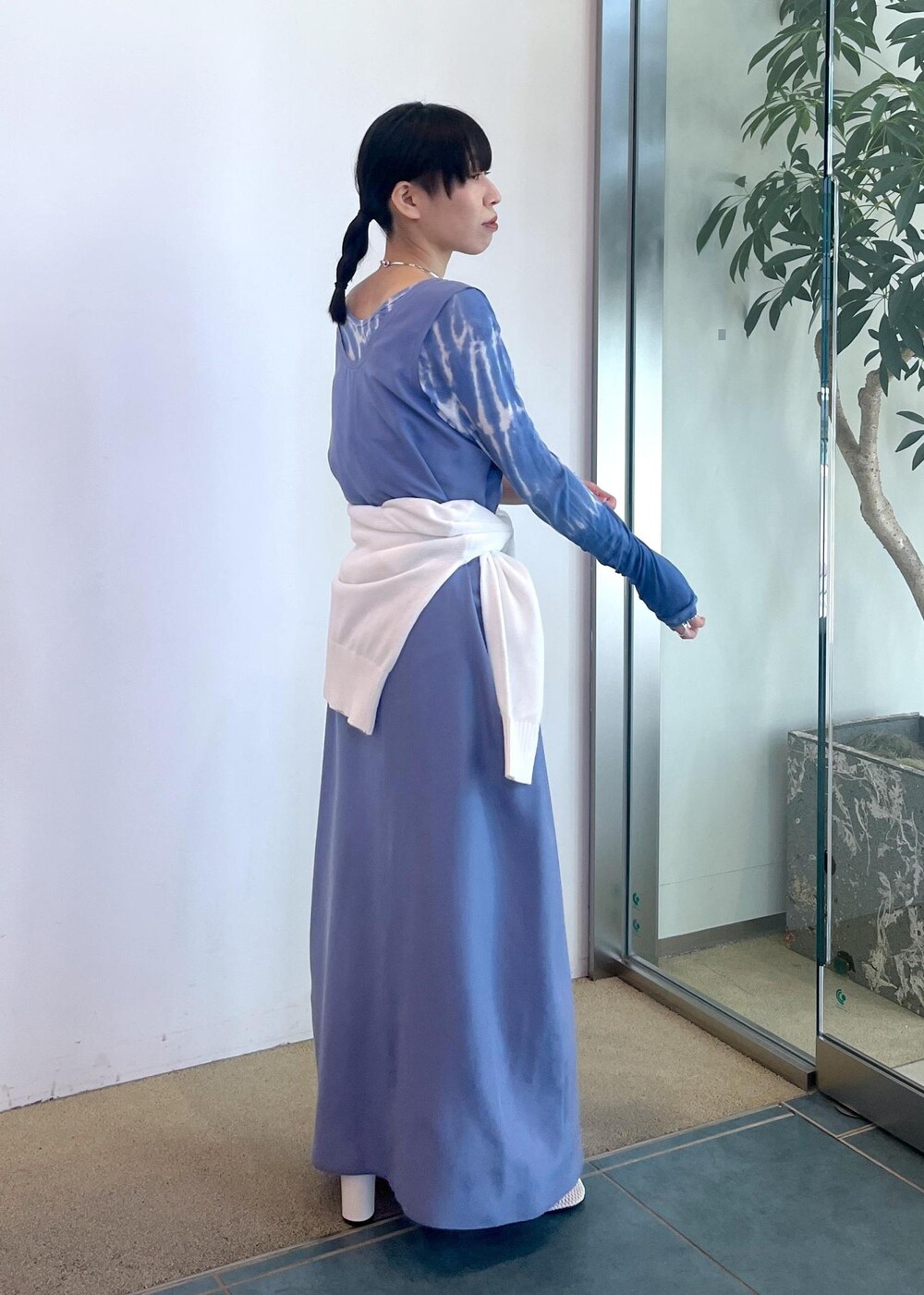 ブルー系のTシャツ/カットソー、ブルー系のワンピース、ホワイト系のカーディガン/ボレロを着用したレディースの春コーディネートの2枚目の写真