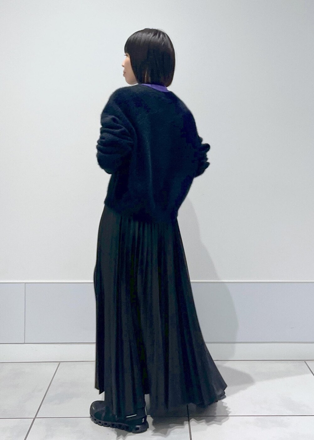 ブラック系のショルダーバッグ、ブラック系のカーディガン/ボレロ、パープル系のTシャツ/カットソーを着用したレディースの秋コーディネートの3枚目の写真