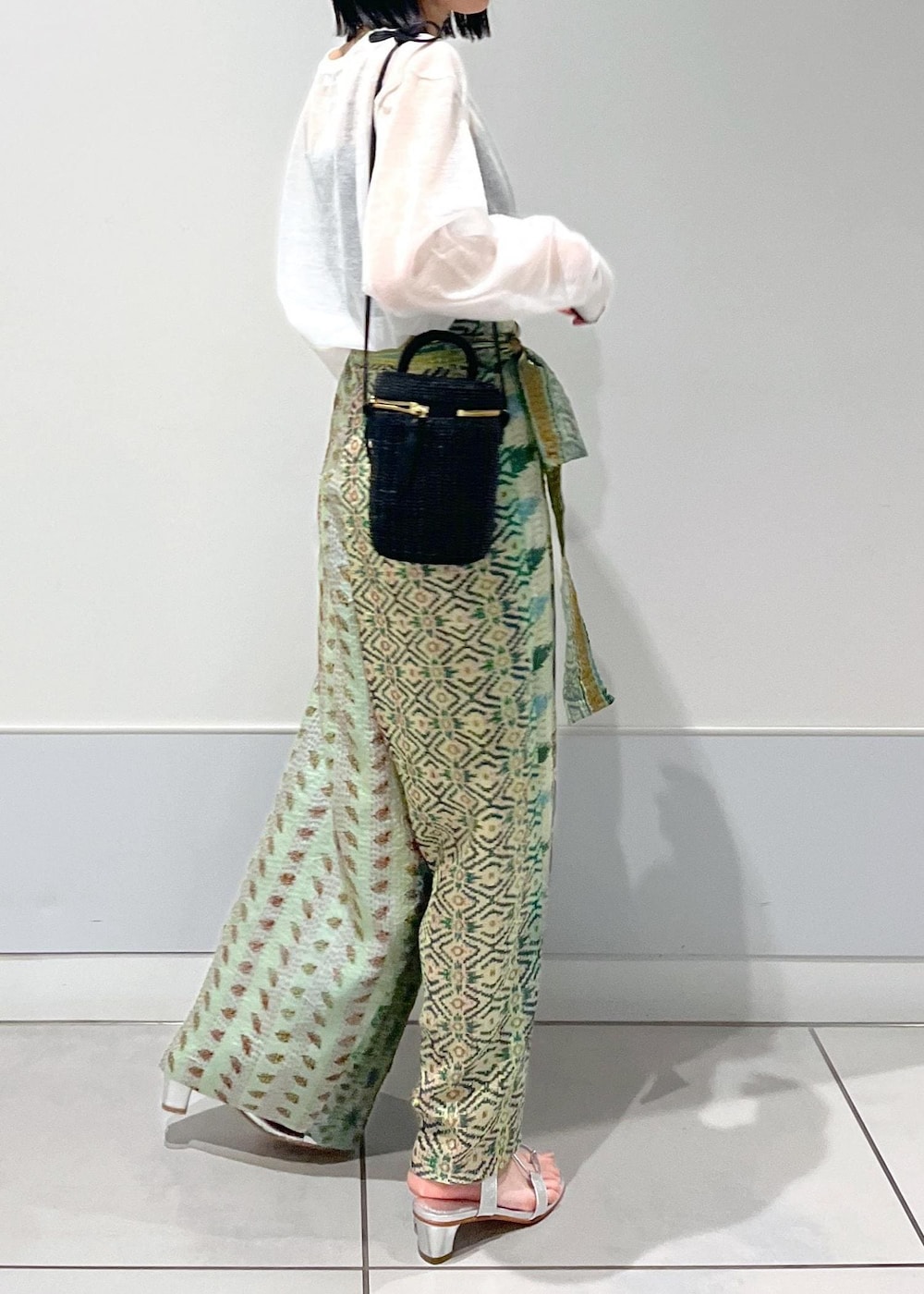 ホワイト系のTシャツ/カットソー、ブラック系のショルダーバッグ、シルバー系のサンダルを着用したレディースの春コーディネートの3枚目の写真