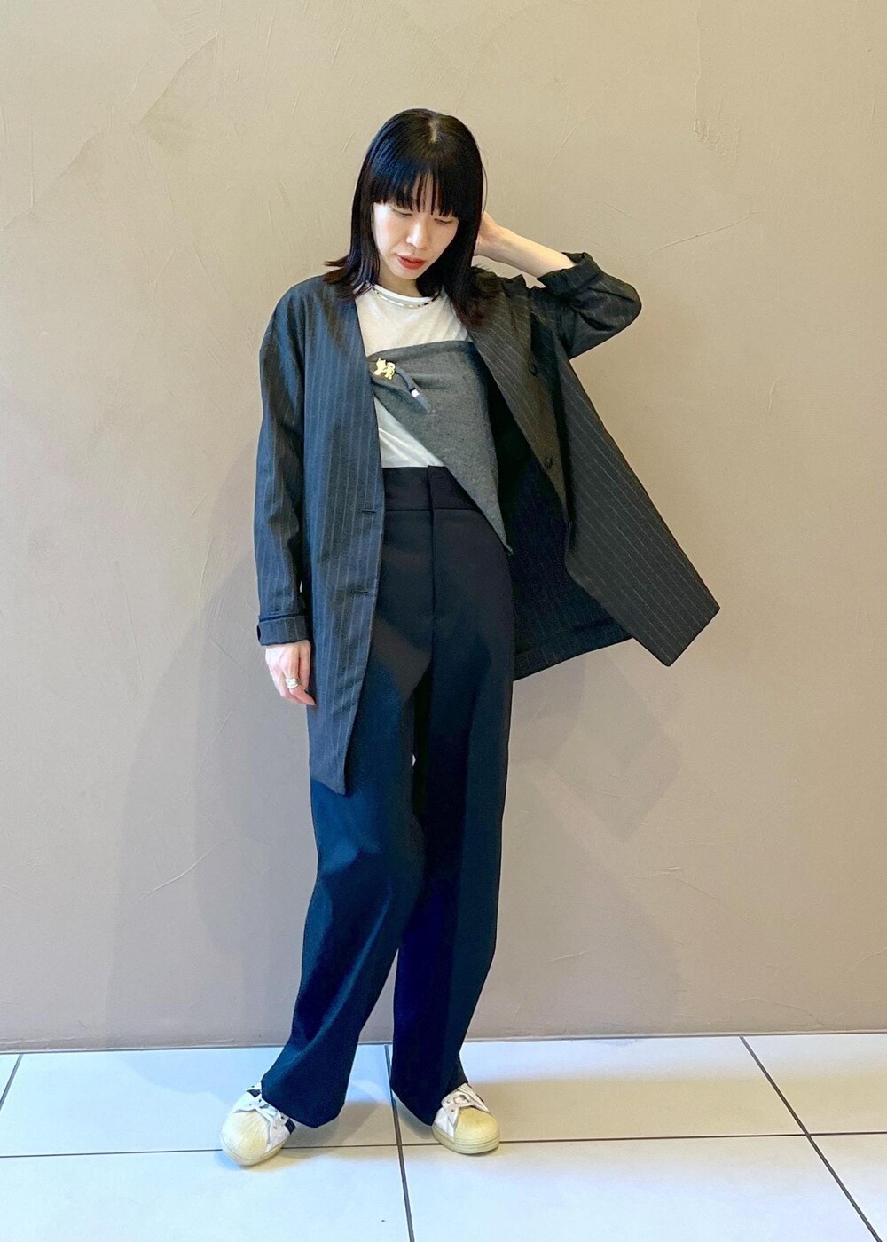 「ブラック、グレー、ロング、ジャケット、オーバーサイズ、ノーカラー、カットソー、クルーネック、ハイウエスト、センタープレス、スニーカー、初秋コーデ、秋コーデ、初冬コーデ、お仕事コーデ」|「SALON adam et rope'の【雑誌掲載】【追加】レザーボックスショルダーバッグ/クロスボディバッグ(ショルダーバッグ、ブラック系)」を使った、miku.さん(レディース・153cm)の夏コーディネートの2枚目の写真