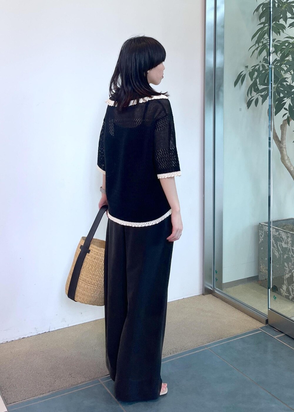 ブラック系のカーディガン/ボレロを着用したレディースの夏コーディネートの3枚目の写真