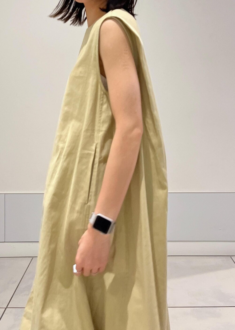 ベージュ系のサンダル、ホワイト系のカーディガン/ボレロを着用したレディースの夏コーディネートの6枚目の写真