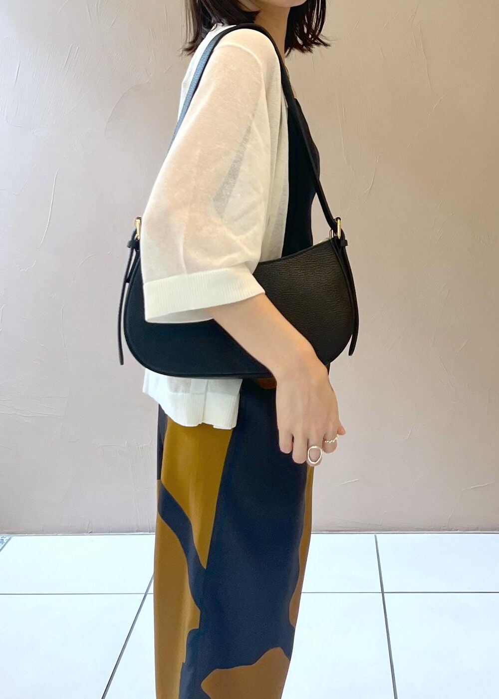 ホワイト系のカーディガン/ボレロ、ブラック系のショルダーバッグを着用したレディースの夏コーディネートの6枚目の写真