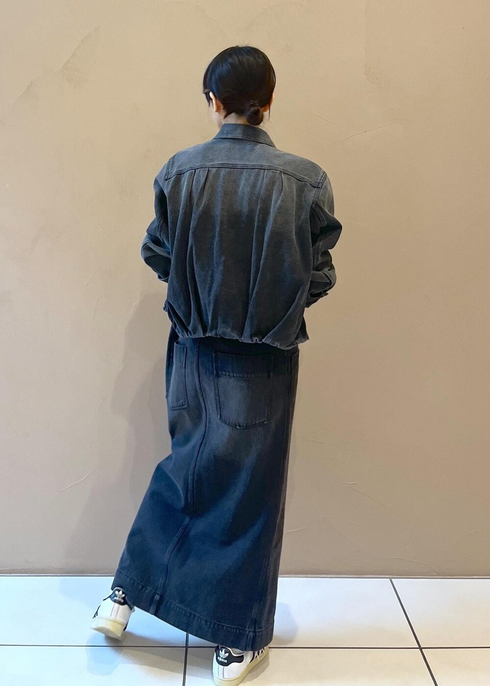 ブラック系のボストンバッグ、グレー系のデニムスカート、グレー系のデニムジャケットを着用したレディースの秋コーディネートの3枚目の写真