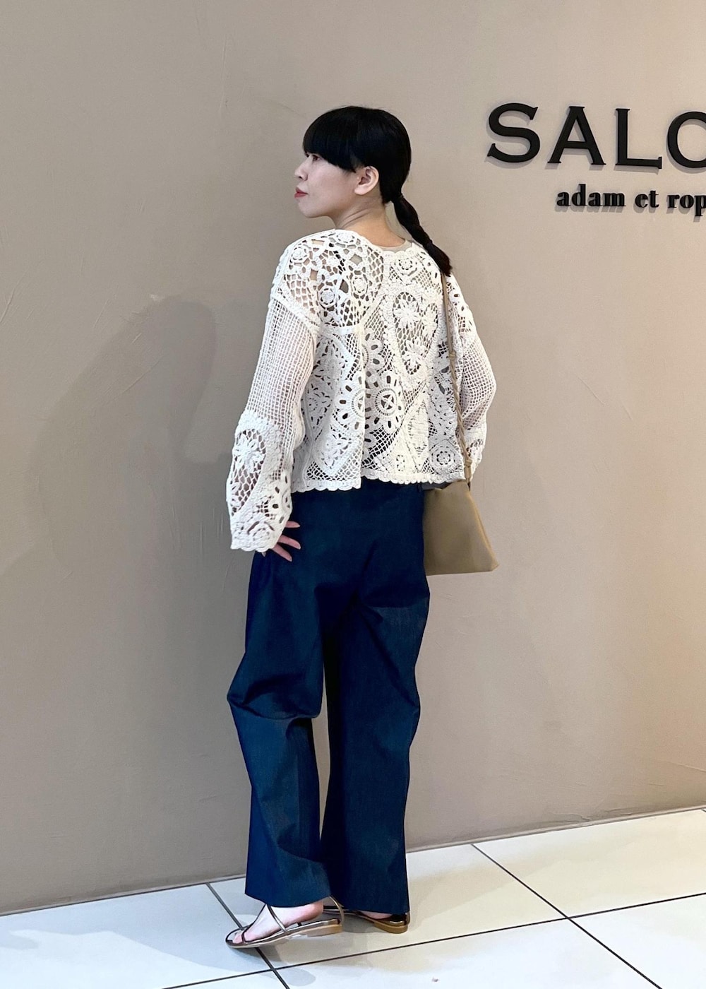 その他のサンダル、ベージュ系のタンクトップ、ホワイト系のカーディガン/ボレロを着用したレディースの春コーディネートの4枚目の写真