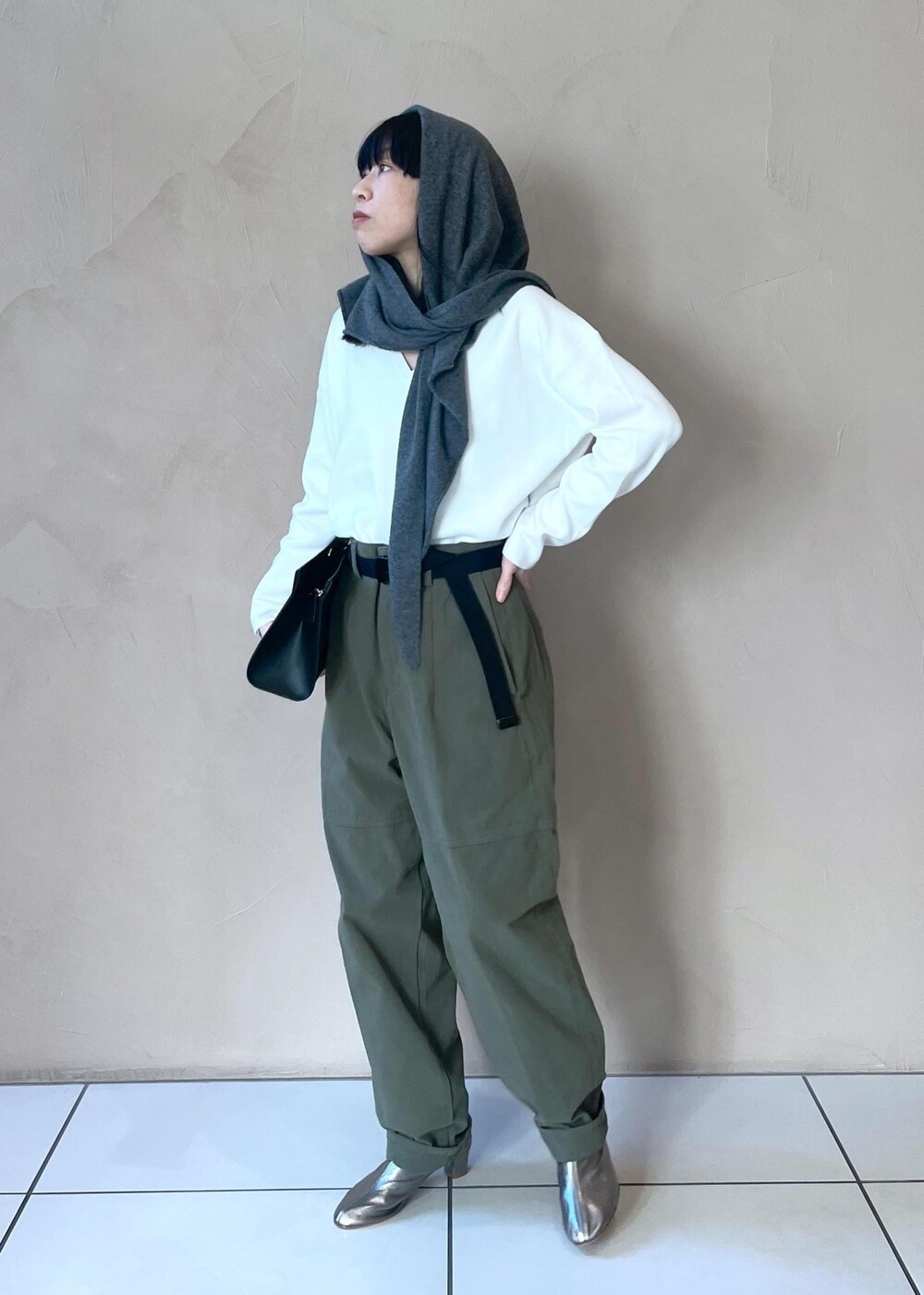 ブラック系のショルダーバッグ、ホワイト系のニット/セーター、グリーン系のその他パンツを着用したレディースの冬コーディネートの3枚目の写真