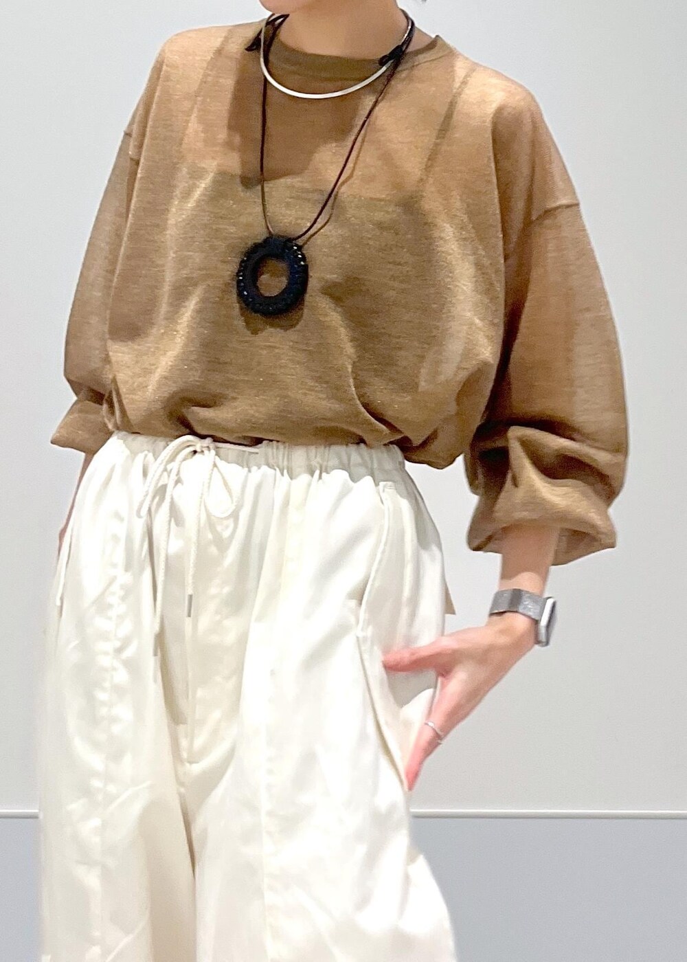 ブラック系のサンダル、ホワイト系のカーゴパンツ、ゴールド系のTシャツ/カットソーを着用したレディースの夏コーディネートの4枚目の写真