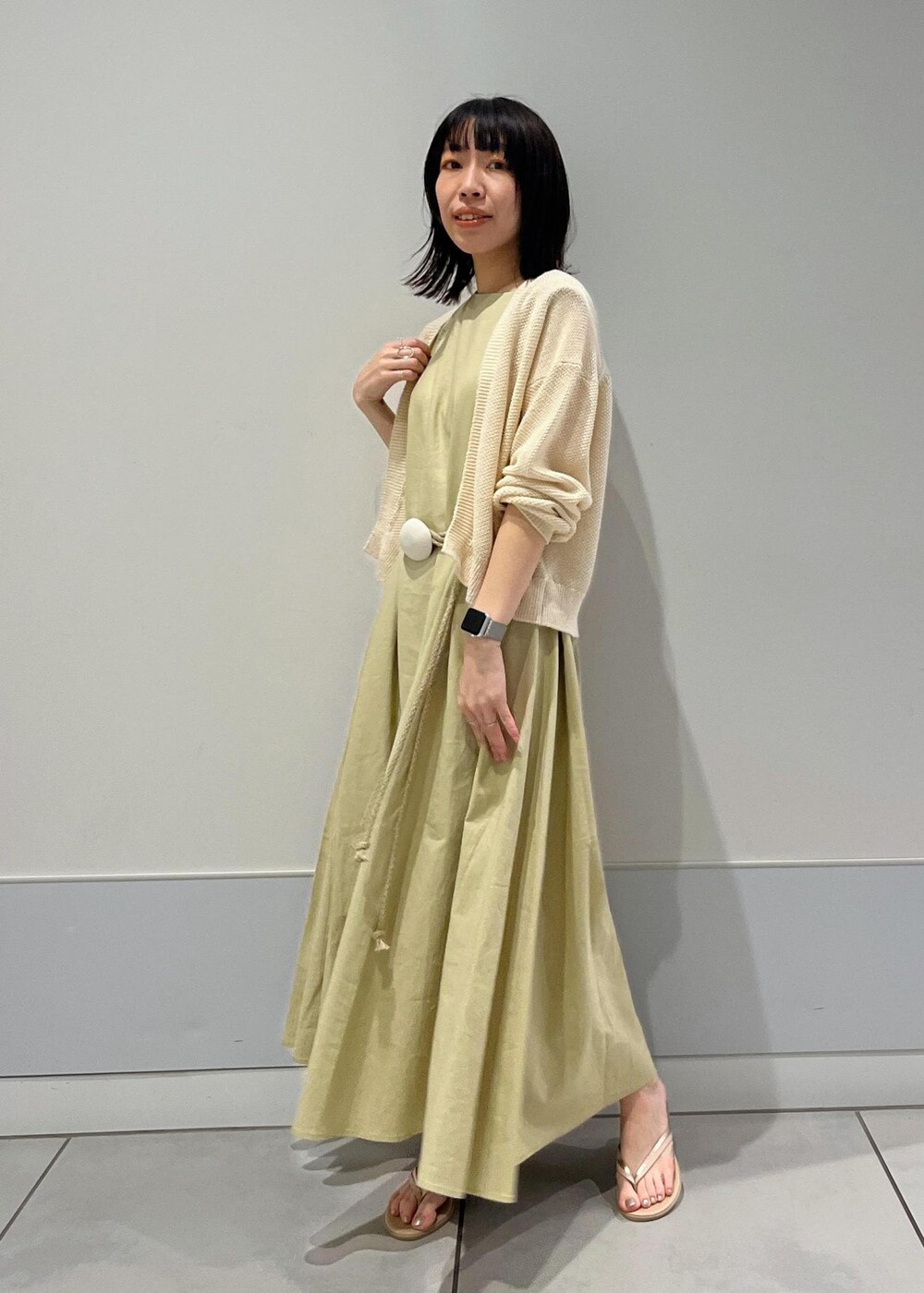 ベージュ系のサンダル、ホワイト系のカーディガン/ボレロを着用したレディースの夏コーディネートの7枚目の写真