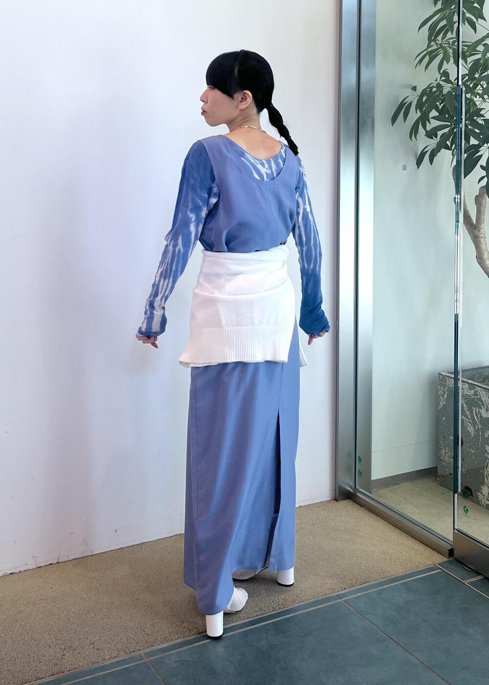ブルー系のTシャツ/カットソー、ブルー系のワンピース、ホワイト系のカーディガン/ボレロを着用したレディースの春コーディネートの4枚目の写真