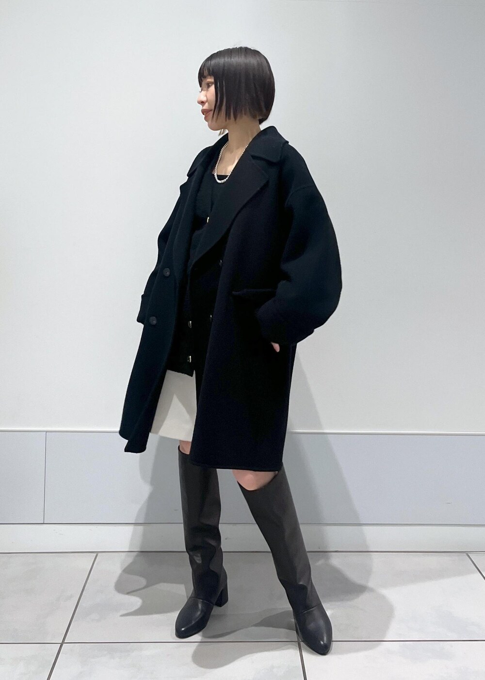 「きれいめ、カジュアル、30代コーデ、ショートパンツ、ロングブーツ、カーディガン、モノトーン、お出かけ、サロンアダムエロペ、SALON adam et ropé、低身長、骨格ナチュラル、イエベ、きれいめカジュアル、大人カジュアル」｜「SALON adam et rope'の【ドラマ着用】ピュアラムウールリバーリラックスハーフPコート（ピーコート、ブラック系）」を使った、miku.さん（レディース・153cm）の冬コーディネートの3枚目の写真