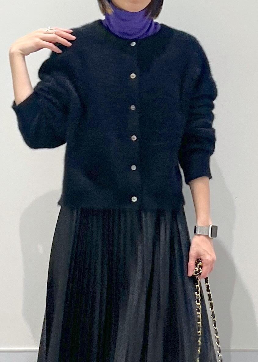 ブラック系のショルダーバッグ、ブラック系のカーディガン/ボレロ、パープル系のTシャツ/カットソーを着用したレディースの秋コーディネートの4枚目の写真