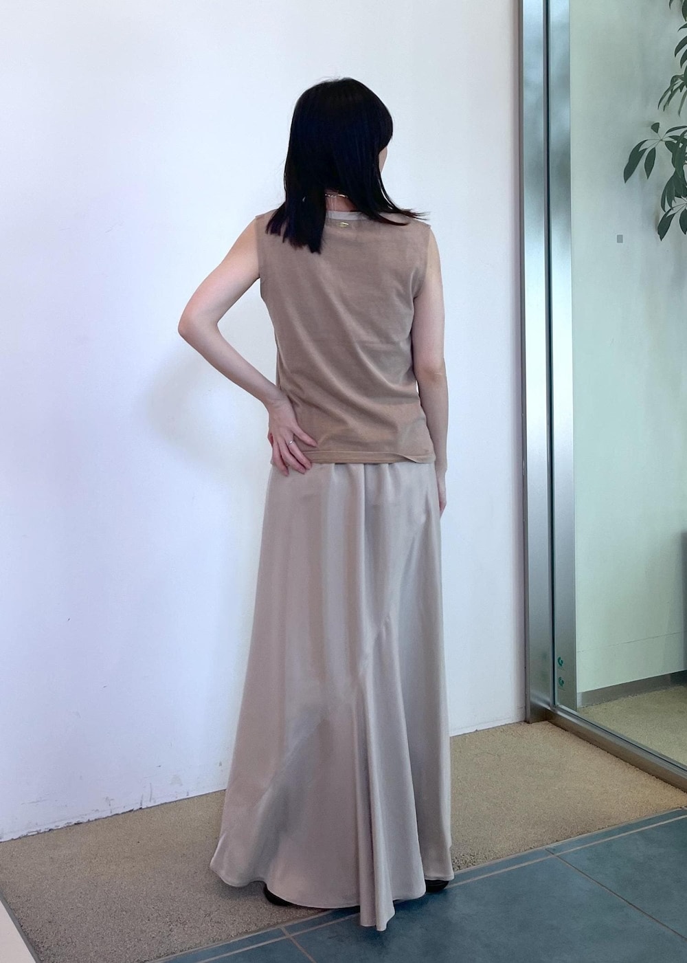 ベージュ系のスカート、ベージュ系のタンクトップ、グリーン系のストール/ショールを着用したレディースの夏コーディネートの5枚目の写真