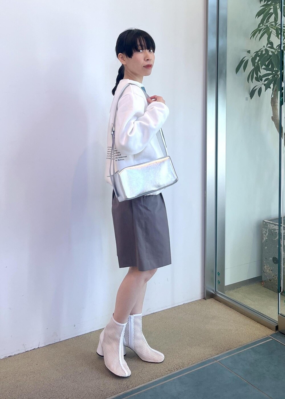 「サロンアダムエロペ、初春コーデ、春コーデ、デートコーデ、お出かけコーデ、旅行コーデ、女子会コーデ、大人カジュアル、パンツスタイル、シンプルコーデ、ベーシック、SALON adam et ropé、ナチュラル、イエベ秋、敏感」｜「SALON adam et rope'の【追加】レザーボックスショルダーバッグ（ショルダーバッグ、シルバー系）」を使った、miku.さん（レディース・153cm）の春コーディネートの2枚目の写真