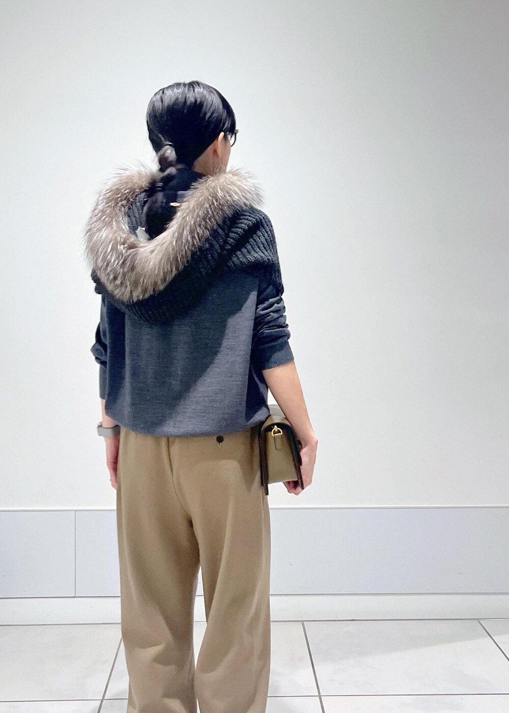 ブラウン系のショルダーバッグ、グレー系のニット/セーター、イエロー系のその他パンツを着用したレディースの秋コーディネートの7枚目の写真