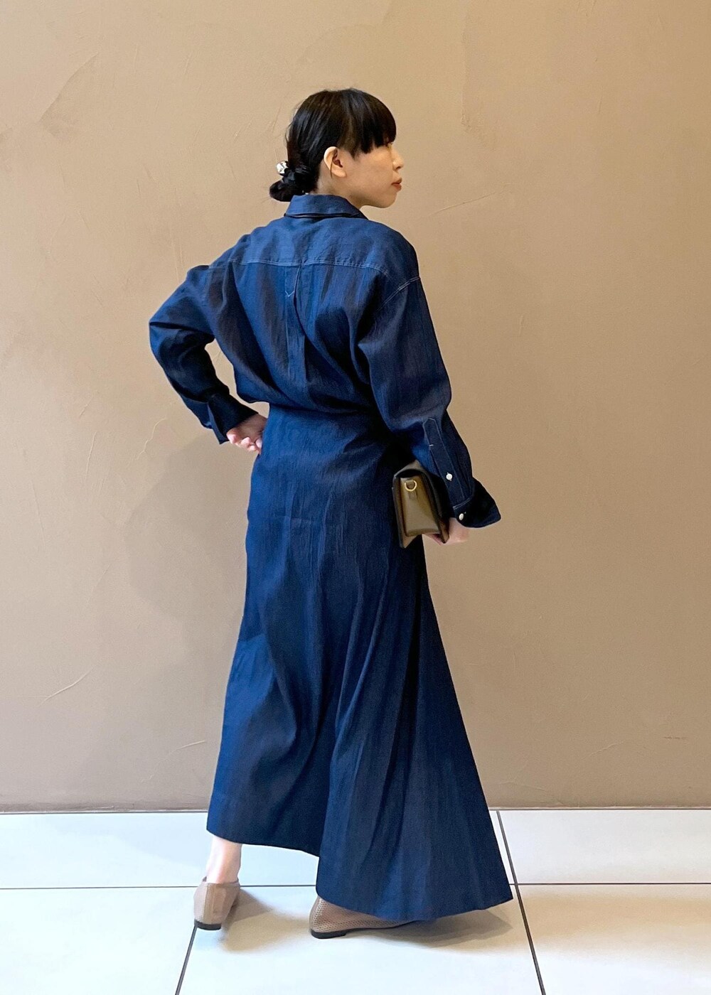 ブラウン系のショルダーバッグ、ベージュ系のパンプス、ブルー系のシャツ/ブラウスを着用したレディースの冬コーディネートの3枚目の写真