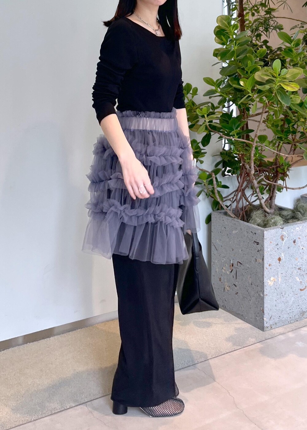 「サロンアダムエロペ、初春コーデ、春コーデ、初夏コーデ、夏コーデ、デートコーデ、お出かけコーデ、旅行コーデ、女子会コーデ、大人カジュアル、レイヤード、モノトーンコーデ、フェミニンコーデ、シンプルコーデ、きれいめコーデ」｜「SALON adam et rope'の[追加]イージーリラックスストレートパンツ2/スラックス【接触冷感・UVケア・洗える】（その他パンツ、ブラック系）」を使った、miku.さん（レディース・153cm）の春コーディネートの5枚目の写真