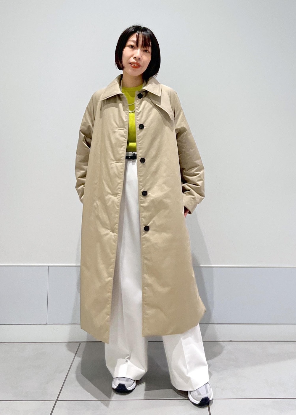 「リラックス、お出かけ、旅行、ダウン、トレンチ、ステンカラー、冬、ワントーン、カットソー、ワイドパンツ、低身長、骨格ナチュラル、スニーカー、ニューバランス、23AW秋の新作」｜「SALON adam et rope'の【撥水機能付き】THINDOWN(シンダウン)バルマカンコート（ステンカラーコート、ベージュ系）」を使った、miku.さん（レディース・153cm）の秋コーディネートの4枚目の写真