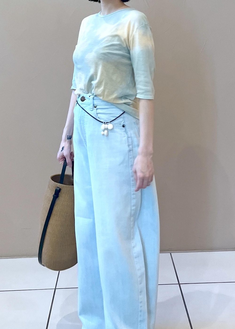 「Montana、RED CARD TOKYO、初春コーデ、春コーデ、初夏コーデ、夏コーデ、デートコーデ、お出かけコーデ、旅行コーデ、女子会コーデ、パンツスタイル、ヘルシーコーデ、メンズライク、シンプルコーデ、ベーシック」｜「SALON adam et rope'のシアータイダイTシャツ（Tシャツ/カットソー、グリーン系）」を使った、miku.さん（レディース・153cm）の夏コーディネートの5枚目の写真