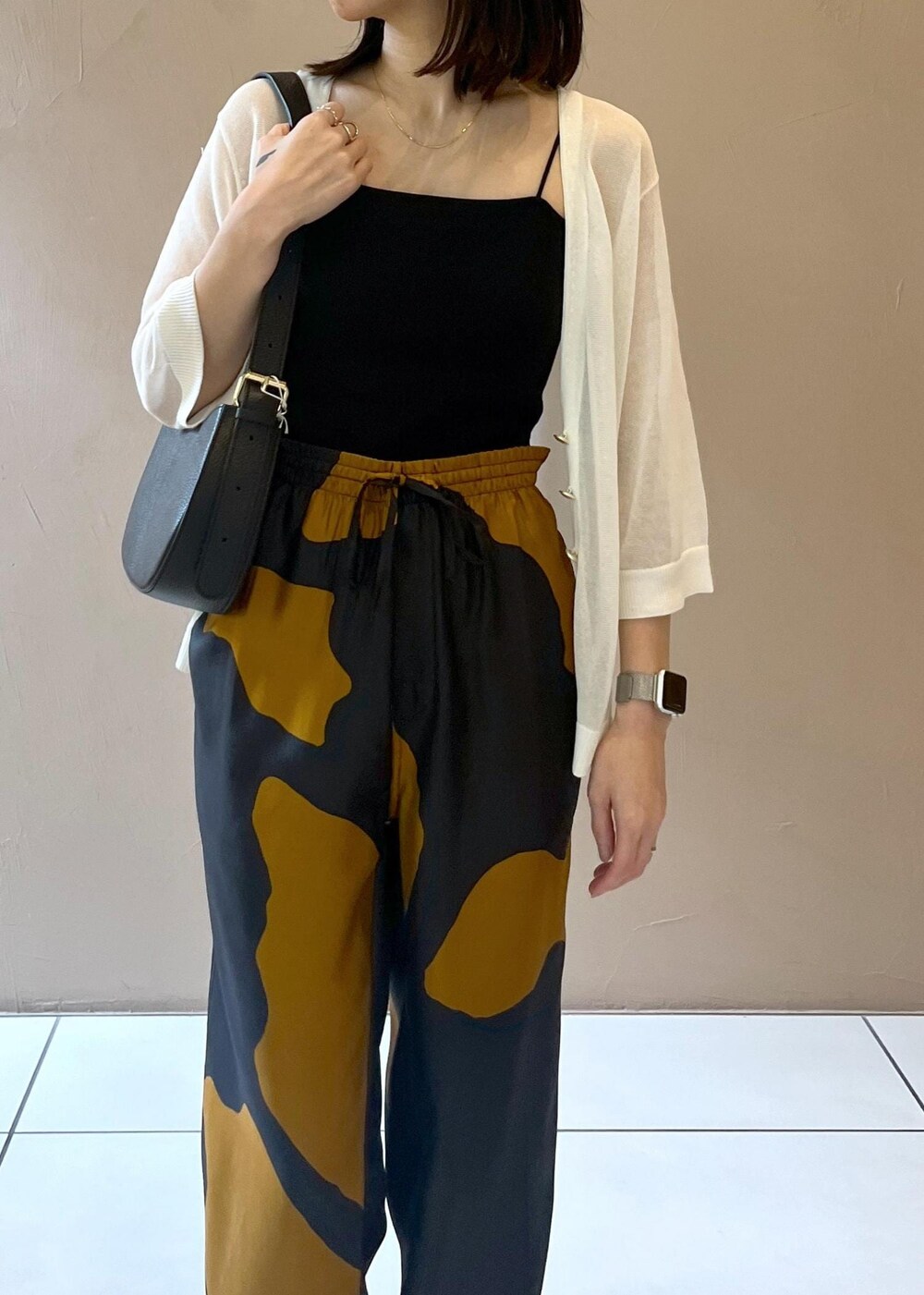ホワイト系のカーディガン/ボレロ、ブラック系のショルダーバッグを着用したレディースの夏コーディネートの5枚目の写真