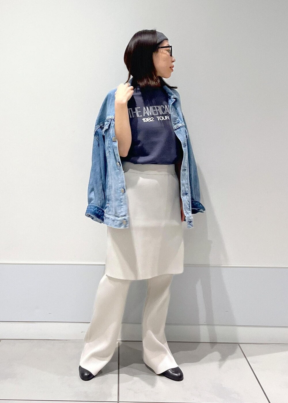「Gジャン、Americana、REDCARD、Americana for SALON、ニットパンツ、デニム、ニット、初秋コーデ、秋コーデ、初冬コーデ、旅行コーデ、ヴィンテージ、大人カジュアル、レイヤード、スカートスタイル」｜「AMERICANAの【Americana for SALON】別注ロゴプリントTシャツ（Tシャツ/カットソー、ブラック系）」を使った、miku.さん（レディース・153cm）の秋コーディネートの2枚目の写真