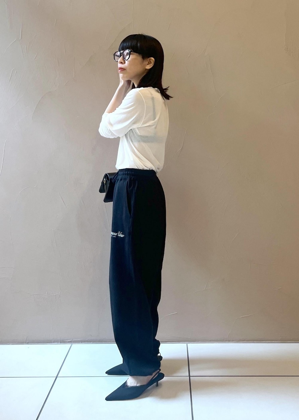 「サロンアダムエロペ、ミニバッグ、Americana、スウェット、シアー、ブラック、クラッチバッグ、カットソー、クルーネック、ウエストゴム、パンプス、ポインテッドトゥ、ヒール、ミュール、初秋コーデ」｜「SALON adam et rope'の【GGG for SALON】別注シアーロングスリーブTシャツ（Tシャツ/カットソー、ホワイト系）」を使った、miku.さん（レディース・153cm）の秋コーディネートの3枚目の写真