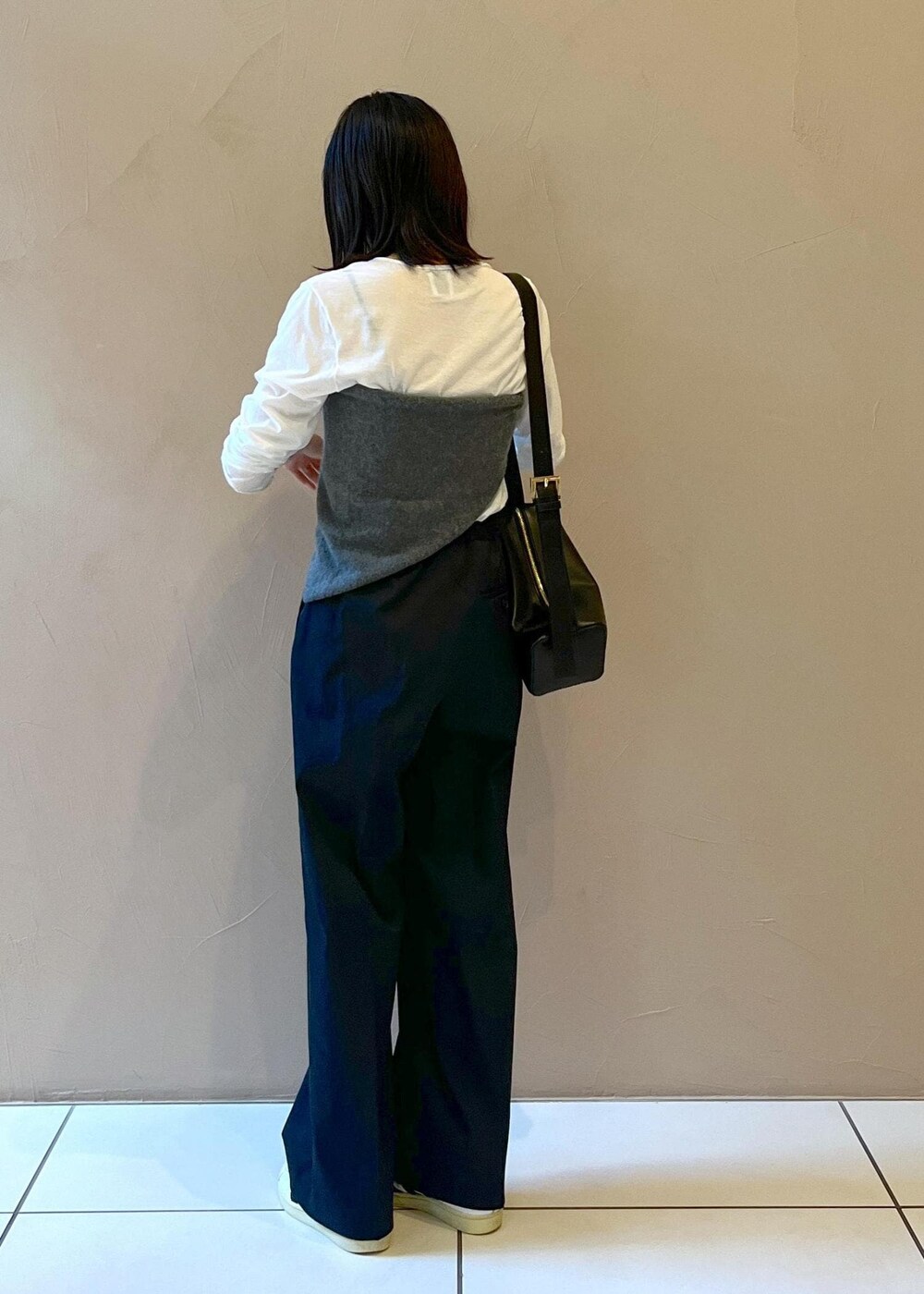 「ブラック、グレー、ロング、ジャケット、オーバーサイズ、ノーカラー、カットソー、クルーネック、ハイウエスト、センタープレス、スニーカー、初秋コーデ、秋コーデ、初冬コーデ、お仕事コーデ」|「SALON adam et rope'の【雑誌掲載】【追加】レザーボックスショルダーバッグ/クロスボディバッグ(ショルダーバッグ、ブラック系)」を使った、miku.さん(レディース・153cm)の夏コーディネートの10枚目の写真