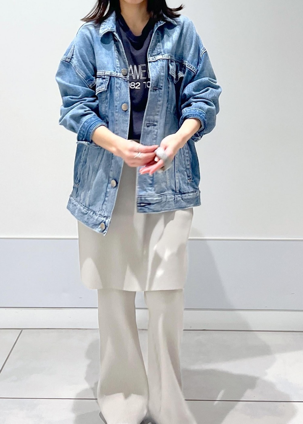 「Gジャン、Americana、REDCARD、Americana for SALON、ニットパンツ、デニム、ニット、初秋コーデ、秋コーデ、初冬コーデ、旅行コーデ、ヴィンテージ、大人カジュアル、レイヤード、スカートスタイル」｜「AMERICANAの【Americana for SALON】別注ロゴプリントTシャツ（Tシャツ/カットソー、ブラック系）」を使った、miku.さん（レディース・153cm）の秋コーディネートの7枚目の写真