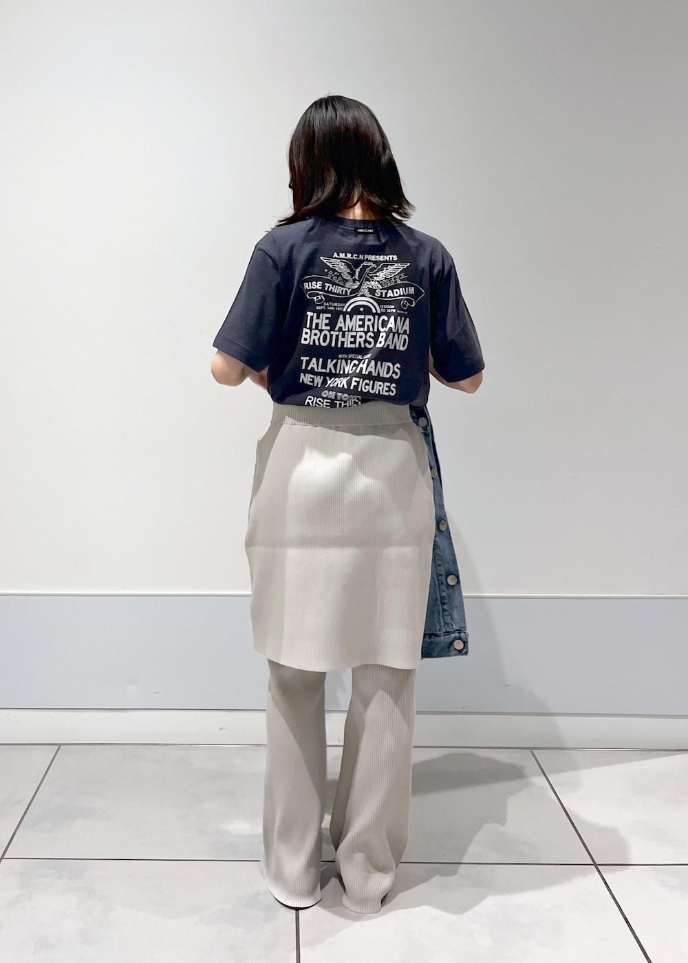 「Gジャン、Americana、REDCARD、Americana for SALON、ニットパンツ、デニム、ニット、初秋コーデ、秋コーデ、初冬コーデ、旅行コーデ、ヴィンテージ、大人カジュアル、レイヤード、スカートスタイル」｜「AMERICANAの【Americana for SALON】別注ロゴプリントTシャツ（Tシャツ/カットソー、ブラック系）」を使った、miku.さん（レディース・153cm）の秋コーディネートの10枚目の写真