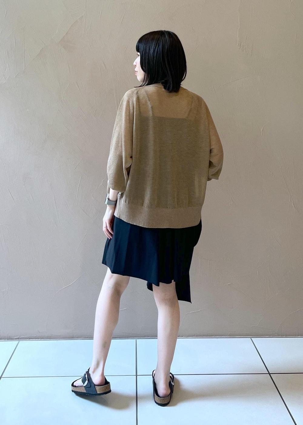 「水着、ラッシュガード、お出かけ、旅行、シアー、カーディガン、羽織、夏、リラックス、ビルケン、サンダル、BIRKENSTOCK、サロンアダムエロペ、SALON adam et ropé、24SS夏の新作」｜「SALON adam et rope'の【Water Side】【UVカット(UPF50+)】ラッシュガードオールインワン（ラッシュガード、ブラック系）」を使った、miku.さん（レディース・153cm）の夏コーディネートの3枚目の写真