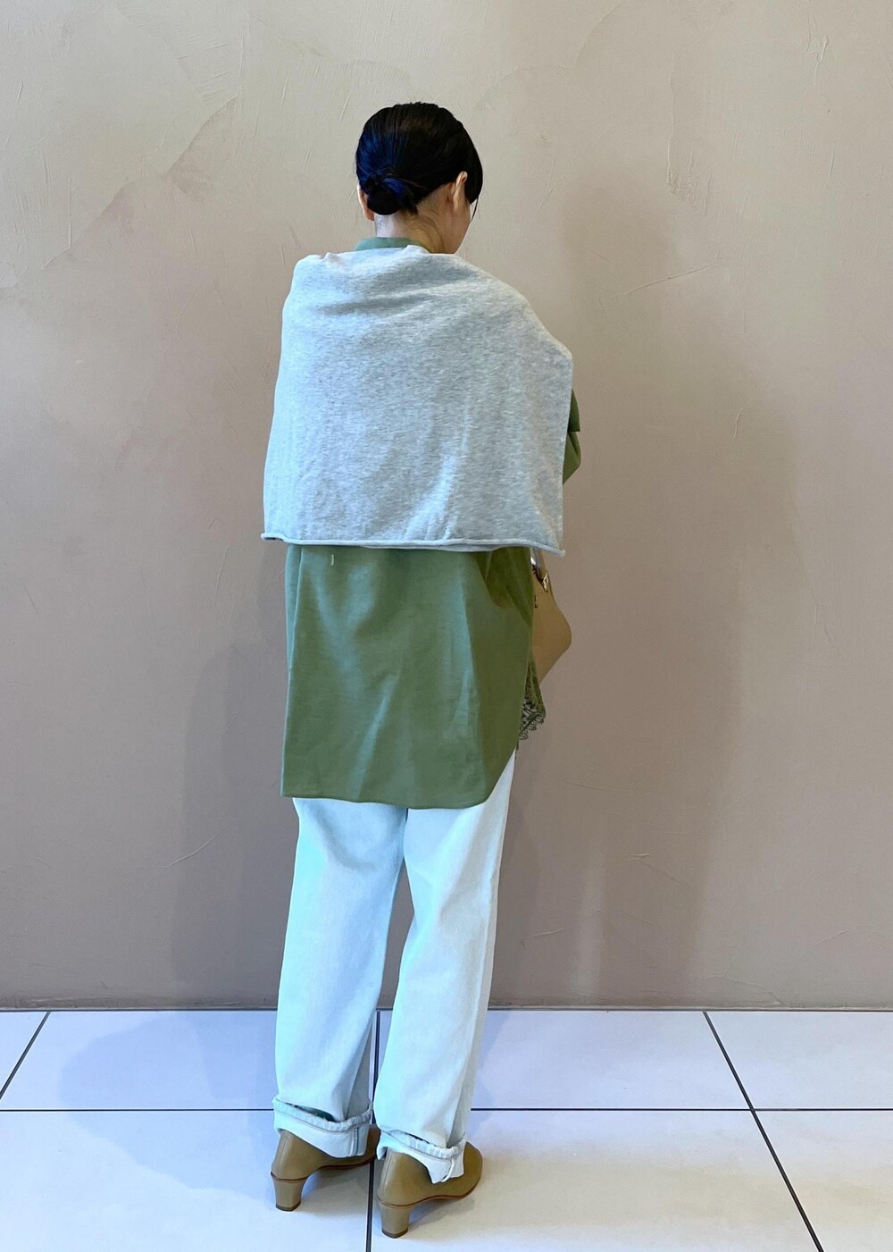 「サロンアダムエロペ、オウレンティ、AULENTTI、トゥアレグ、シルバージュエリー、ショルダー、レザー、初春コーデ、春コーデ、初夏コーデ、夏コーデ、デートコーデ、お出かけコーデ、旅行コーデ、女子会コーデ」｜「AULENTTIの【AULENTTI（オーレンティ）】DOLLAROボストンバッグ（ボストンバッグ、ベージュ系）」を使った、miku.さん（レディース・153cm）の冬コーディネートの3枚目の写真