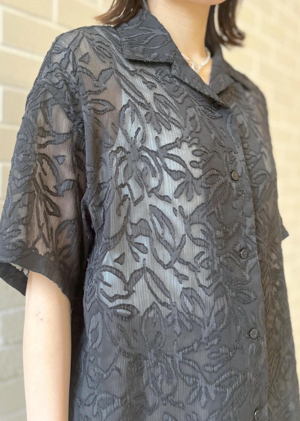 ブラック系のサンダル、ブラック系のシャツ/ブラウス、ホワイト系のタンクトップを着用したレディースの春コーディネートの4枚目の写真