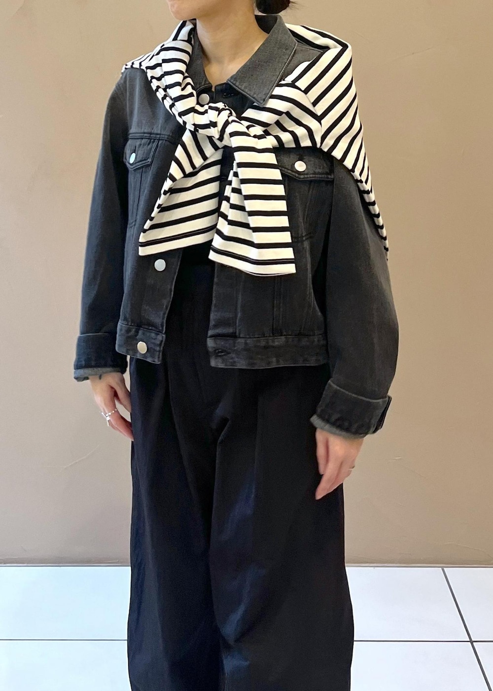ブラック系のタンクトップ、グレー系のデニムジャケット、ブラック系のその他パンツを着用したレディースの秋コーディネートの8枚目の写真