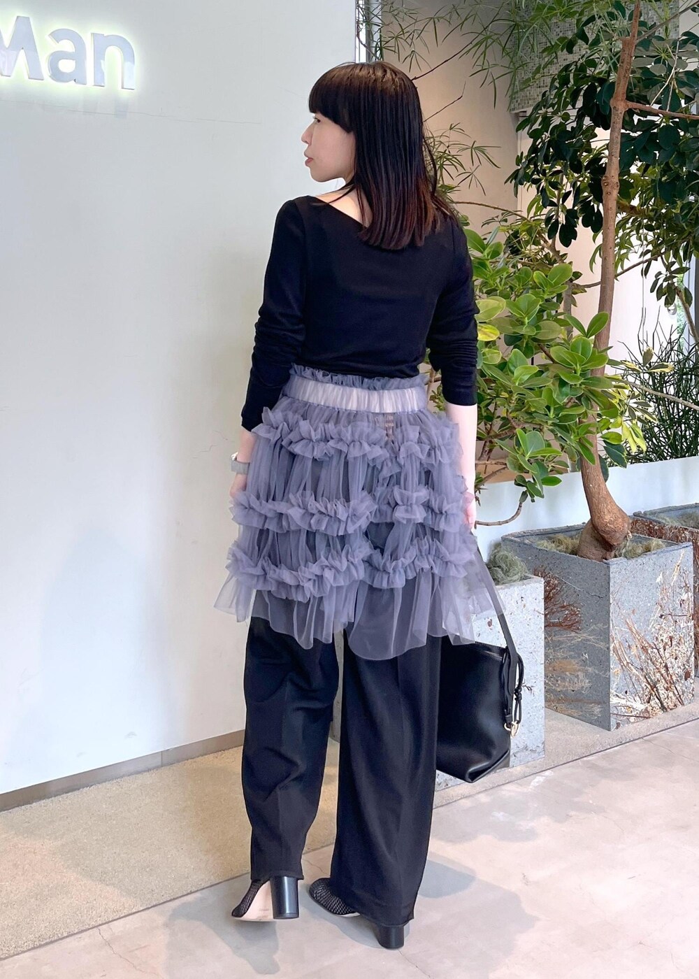 「サロンアダムエロペ、初春コーデ、春コーデ、初夏コーデ、夏コーデ、デートコーデ、お出かけコーデ、旅行コーデ、女子会コーデ、大人カジュアル、レイヤード、モノトーンコーデ、フェミニンコーデ、シンプルコーデ、きれいめコーデ」｜「SALON adam et rope'の[追加]イージーリラックスストレートパンツ2/スラックス【接触冷感・UVケア・洗える】（その他パンツ、ブラック系）」を使った、miku.さん（レディース・153cm）の春コーディネートの3枚目の写真