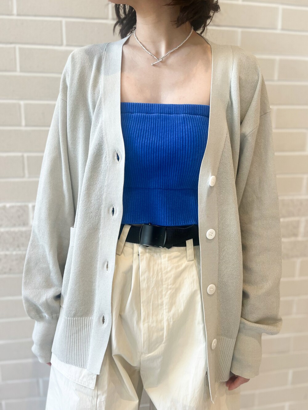 「春服デビュー宣言、春、大人カジュアル、おでかけコーデ、低身長、カーゴパンツ、グルカサンダル、SALON　adam et rope'、カーディガン、羽織り、ビスチェ」｜「SALON adam et rope'の【極上の肌ざわり】パッド付きチューブトップ-CreamyCotton /クリーミーコットン-（チューブトップ、ブルー系）」を使った、miku.さん（レディース・153cm）の春コーディネートの4枚目の写真