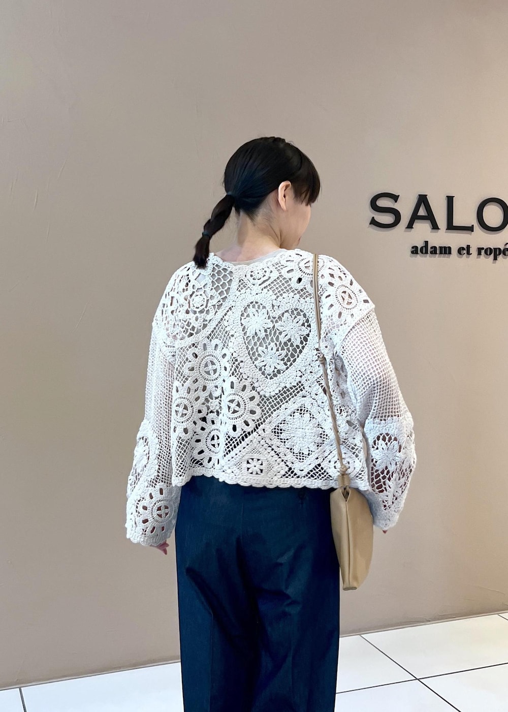 その他のサンダル、ベージュ系のタンクトップ、ホワイト系のカーディガン/ボレロを着用したレディースの春コーディネートの6枚目の写真