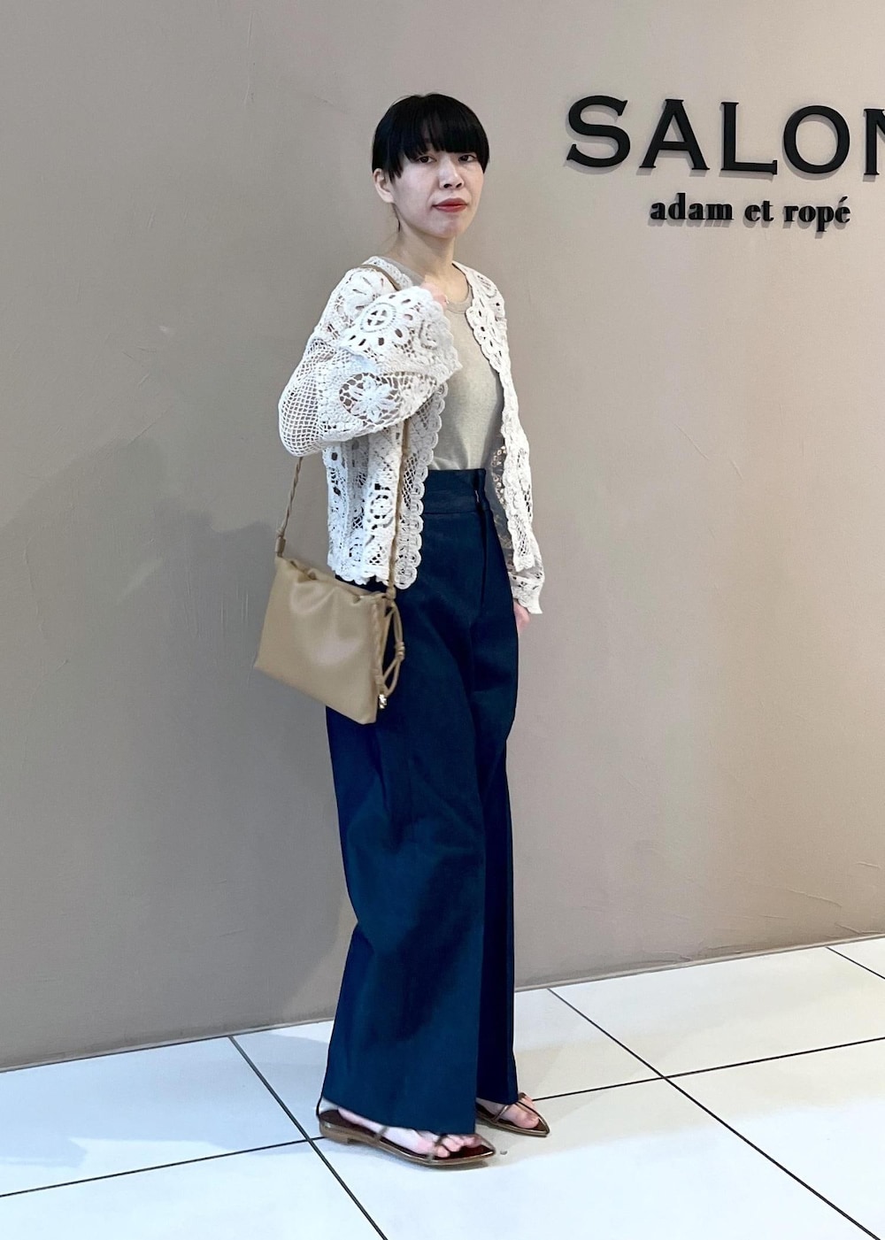 その他のサンダル、ベージュ系のタンクトップ、ホワイト系のカーディガン/ボレロを着用したレディースの春コーディネートの2枚目の写真