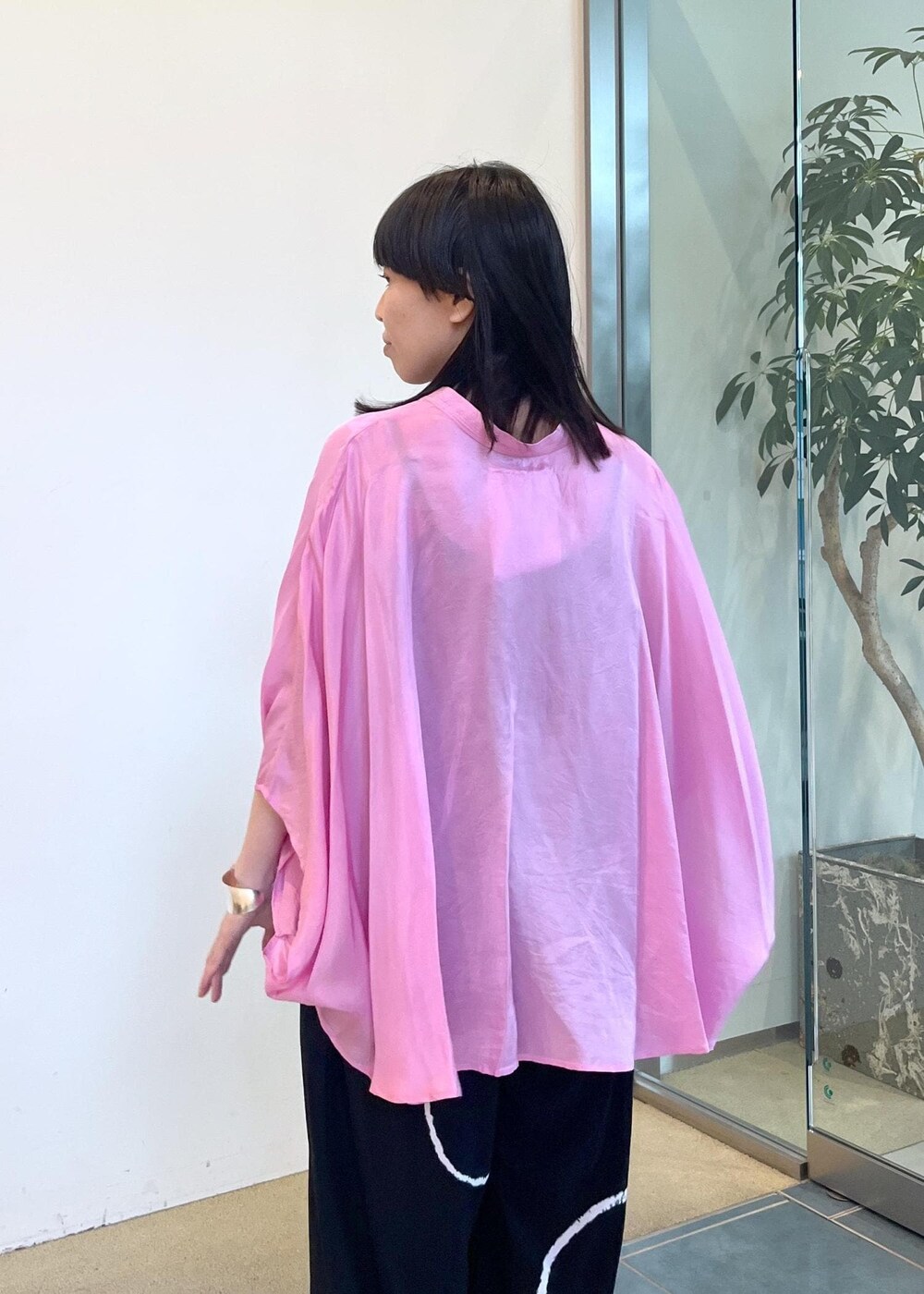 グレー系のサンダルを着用したレディースの夏コーディネートの6枚目の写真