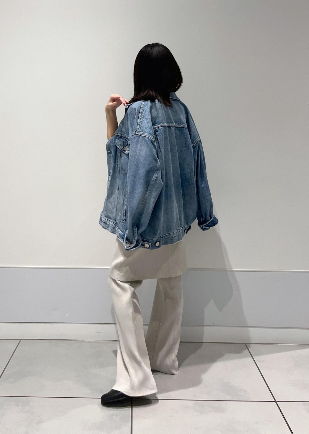 「Gジャン、Americana、REDCARD、Americana for SALON、ニットパンツ、デニム、ニット、初秋コーデ、秋コーデ、初冬コーデ、旅行コーデ、ヴィンテージ、大人カジュアル、レイヤード、スカートスタイル」｜「AMERICANAの【Americana for SALON】別注ロゴプリントTシャツ（Tシャツ/カットソー、ブラック系）」を使った、miku.さん（レディース・153cm）の秋コーディネートの3枚目の写真