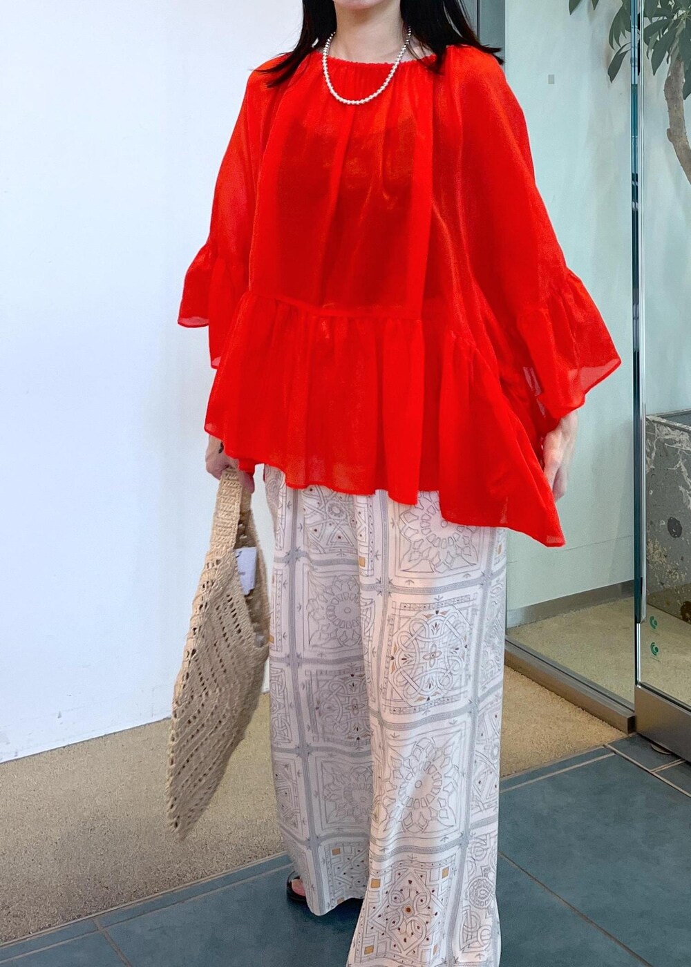 ベージュ系のサンダル、ホワイト系のかごバッグ、ベージュ系のその他パンツを着用したレディースの夏コーディネートの8枚目の写真