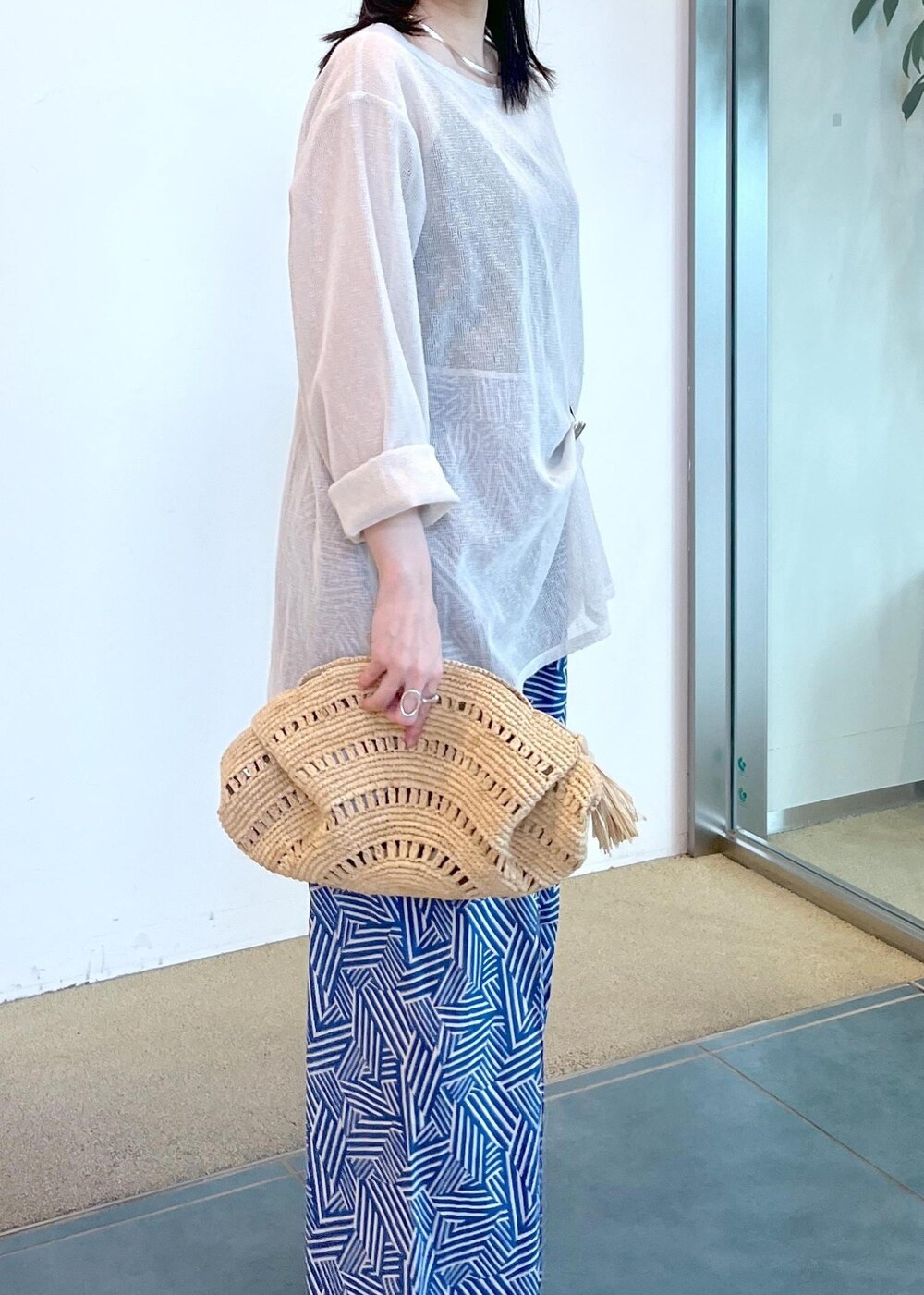 ホワイト系のニット/セーター、ブルー系のその他パンツを着用したレディースの夏コーディネートの5枚目の写真