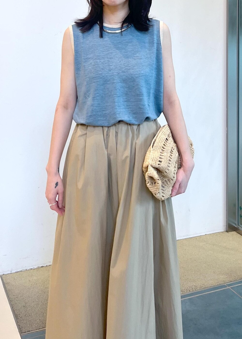 ベージュ系のサンダル、ベージュ系のスカートを着用したレディースの春コーディネートの5枚目の写真