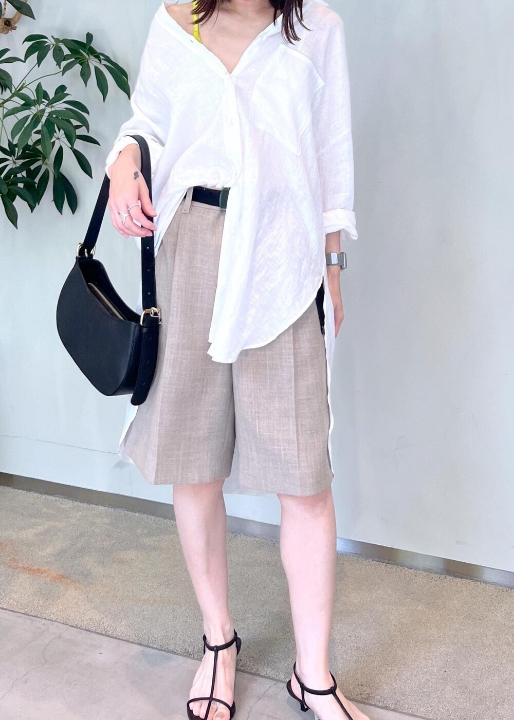 ベージュ系のその他パンツ、ブラック系のサンダル、ホワイト系のシャツ/ブラウスを着用したレディースの夏コーディネートの6枚目の写真