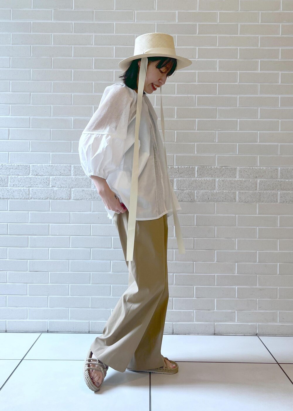 ベージュ系のその他パンツ、ホワイト系のシャツ/ブラウス、ホワイト系のハットを着用したレディースの夏コーディネートの3枚目の写真