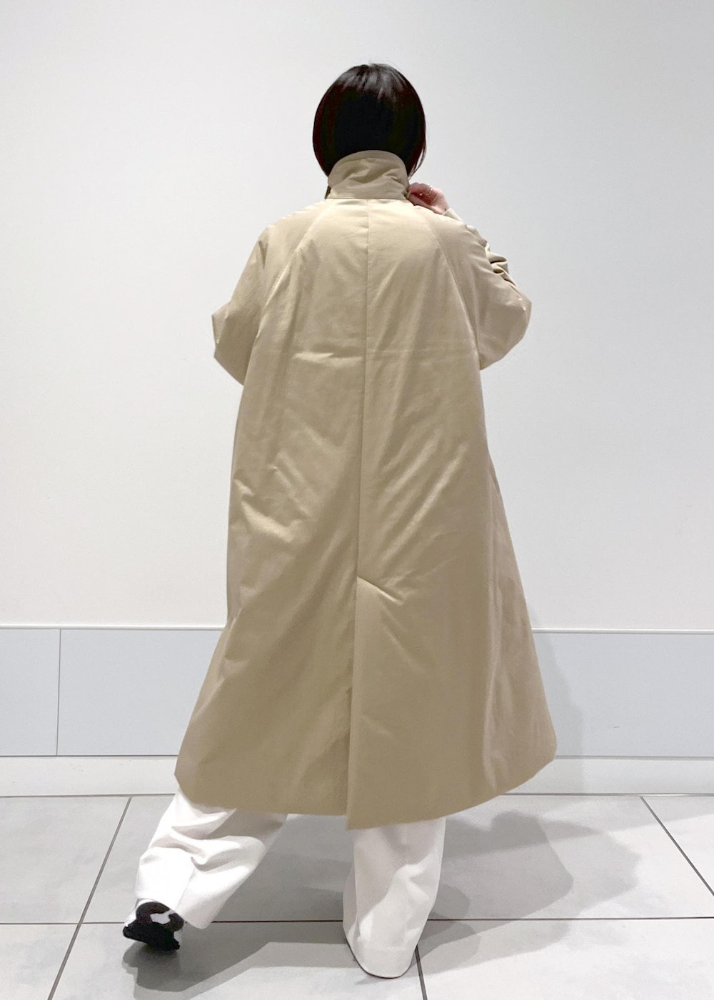 「リラックス、お出かけ、旅行、ダウン、トレンチ、ステンカラー、冬、ワントーン、カットソー、ワイドパンツ、低身長、骨格ナチュラル、スニーカー、ニューバランス、23AW秋の新作」｜「SALON adam et rope'の【撥水機能付き】THINDOWN(シンダウン)バルマカンコート（ステンカラーコート、ベージュ系）」を使った、miku.さん（レディース・153cm）の秋コーディネートの3枚目の写真