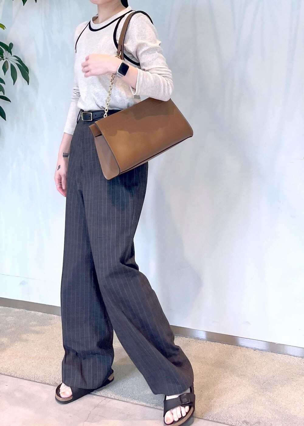 ブラウン系のショルダーバッグ、ベージュ系のタンクトップ、ベージュ系のTシャツ/カットソーを着用したレディースの夏コーディネートの7枚目の写真