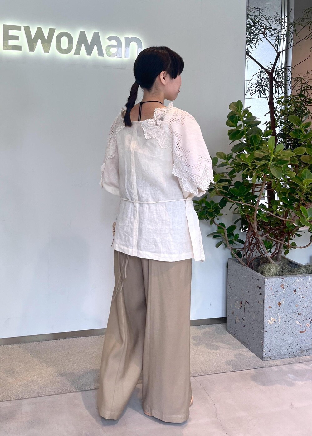 「Hériter、初春コーデ、春コーデ、初夏コーデ、夏コーデ、デートコーデ、お出かけコーデ、旅行コーデ、女子会コーデ、大人カジュアル、パンツスタイル、体型カバー、ワントーンコーデ、シンプルコーデ、きれいめコーデ」｜「SALON adam et rope'のプリマベールファームリーリブタンクトップ［UVケア・洗える］（タンクトップ、ホワイト系）」を使った、miku.さん（レディース・153cm）の春コーディネートの3枚目の写真