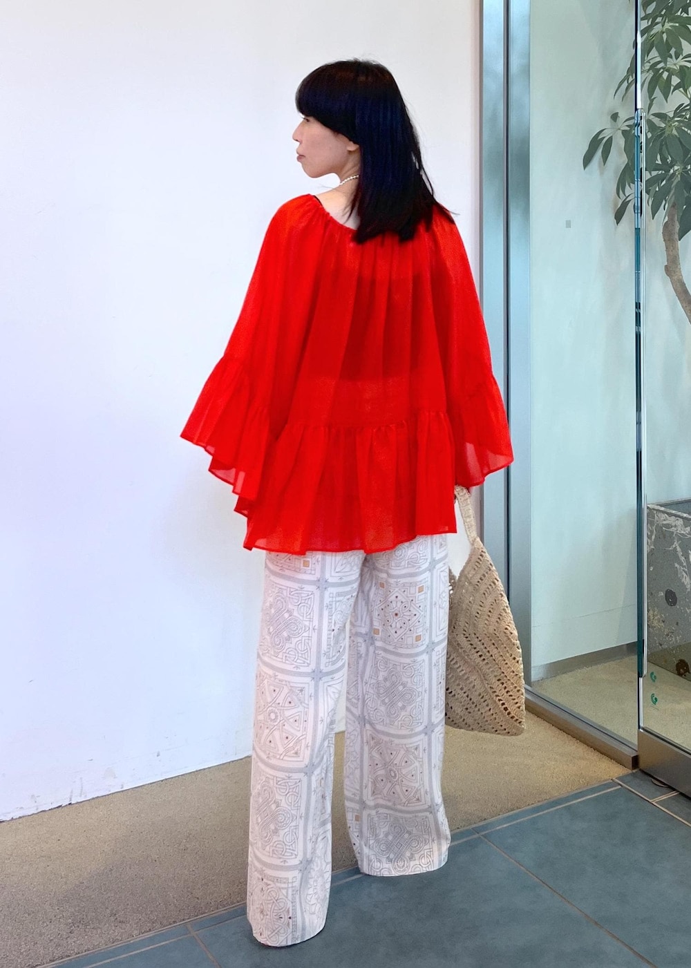 ベージュ系のサンダル、ホワイト系のかごバッグ、ベージュ系のその他パンツを着用したレディースの夏コーディネートの3枚目の写真